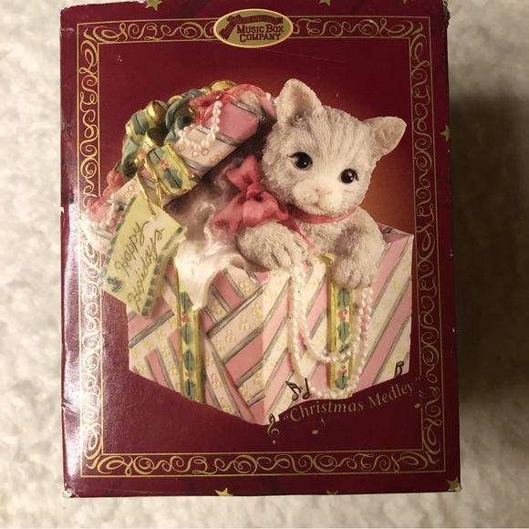 Vintage 2001🎶Music Box Company~Christmas Medley~Ceramic~Kitten Inside A Gift Box - Picture 2 of 15